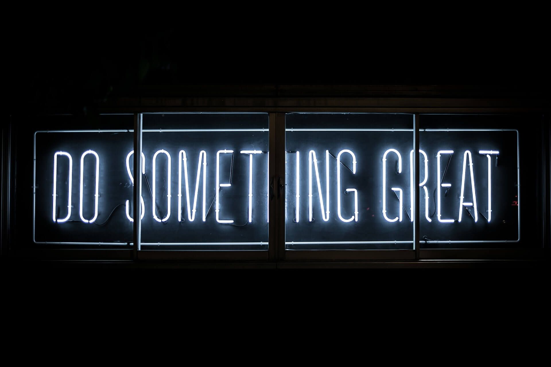 Neon sign "do something great"